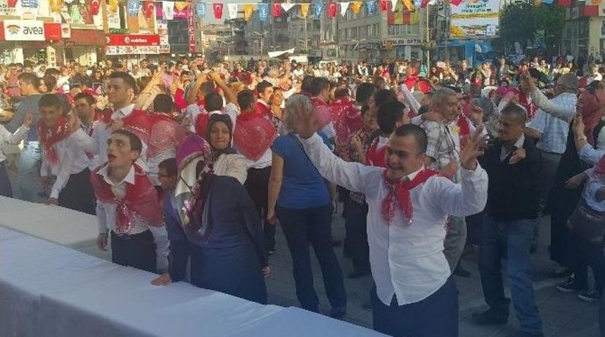 Engelli Gen&ccedil;lere Asker Kınası Yakıldı