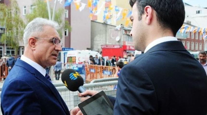 Ak Parti Van Milletvekili Adayı &Ccedil;aha, Erciş&rsquo;in Kentsel D&ouml;n&uuml;ş&uuml;m Raporunu Başbakan Davutoğlu&rsquo;na Sundu