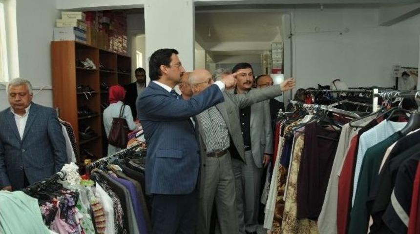Başkan Ak Suriyeliler İ&ccedil;in Hayır Mağazası A&ccedil;tı