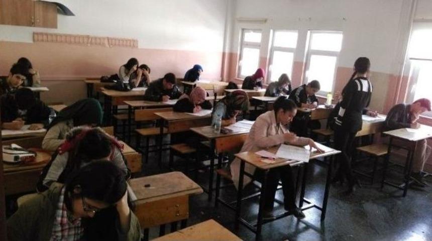 Liseliler Umre Yolunda Ter D&ouml;kt&uuml;