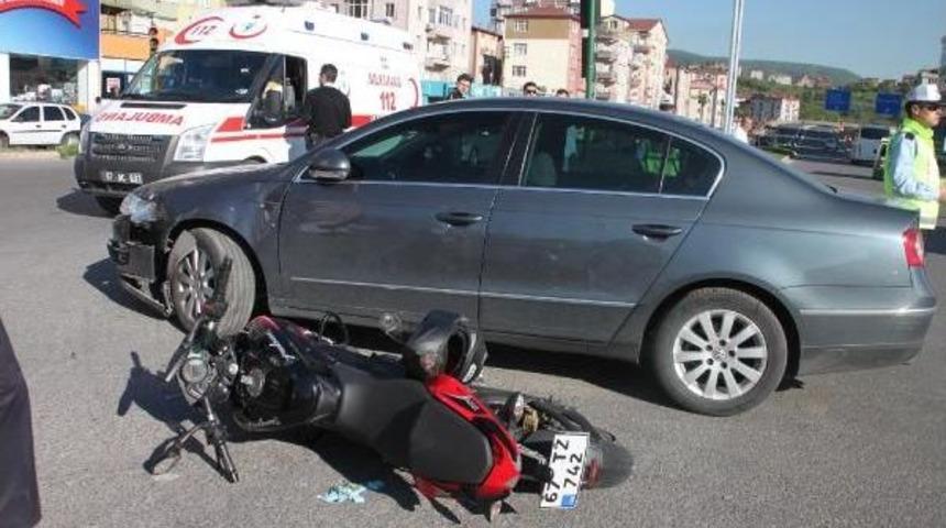 Otomobil Ile &Ccedil;arpışan Motosikletin S&uuml;r&uuml;c&uuml;s&uuml; Yaralandı