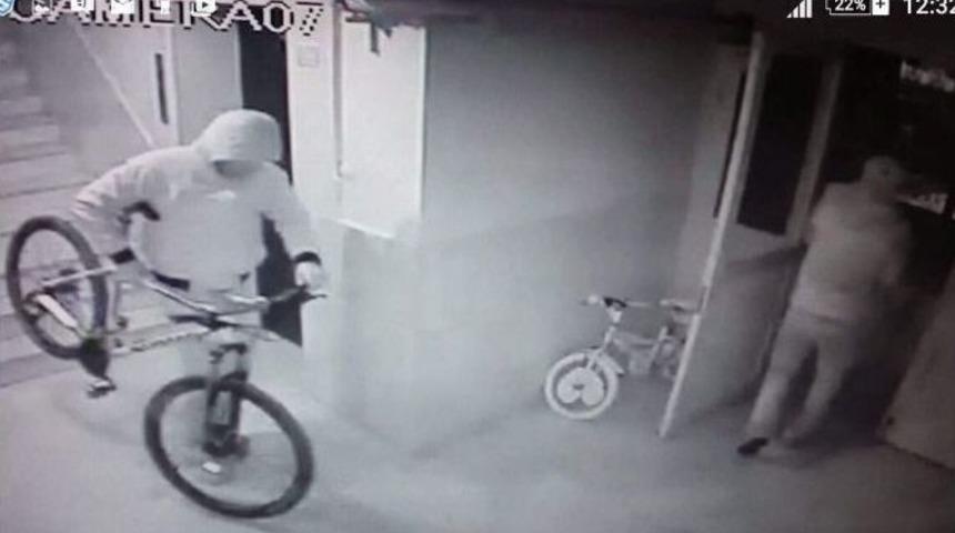 Bunlar Da Şemsiyeli Hırsız