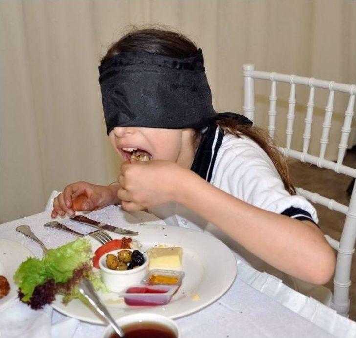 Görme Engellilerin Dünyası İçin Gözü Kapalı Kahvaltı Yaptılar G3