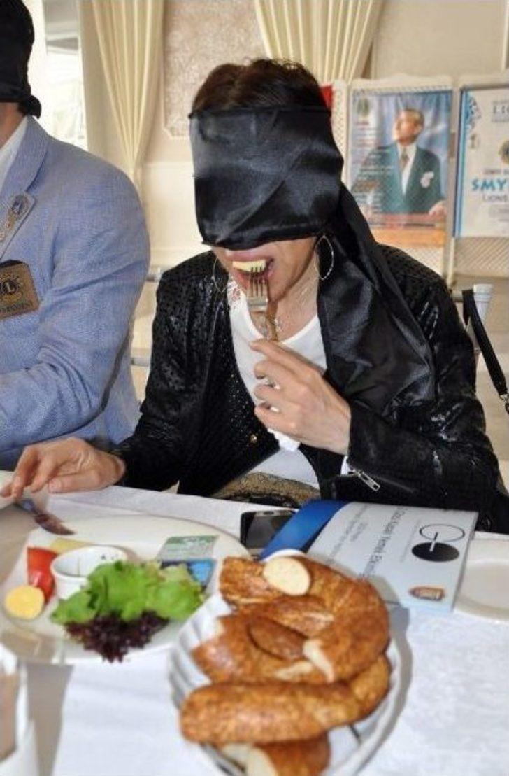 Görme Engellilerin Dünyası İçin Gözü Kapalı Kahvaltı Yaptılar G4