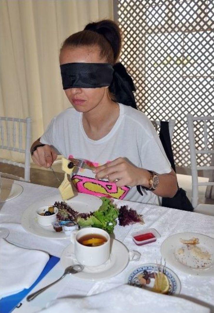 Görme Engellilerin Dünyası İçin Gözü Kapalı Kahvaltı Yaptılar G5