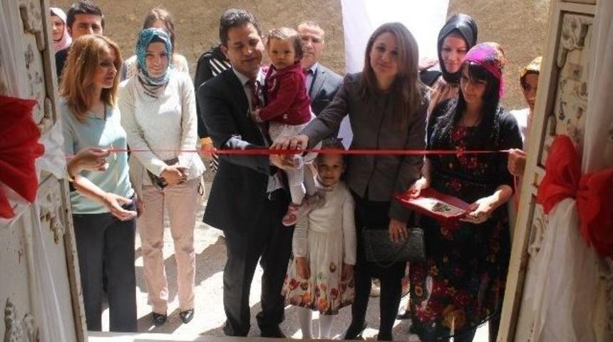 İdil &Ccedil;atom&rsquo;dan Yıl Sonu Sergisine Yoğun İlgi