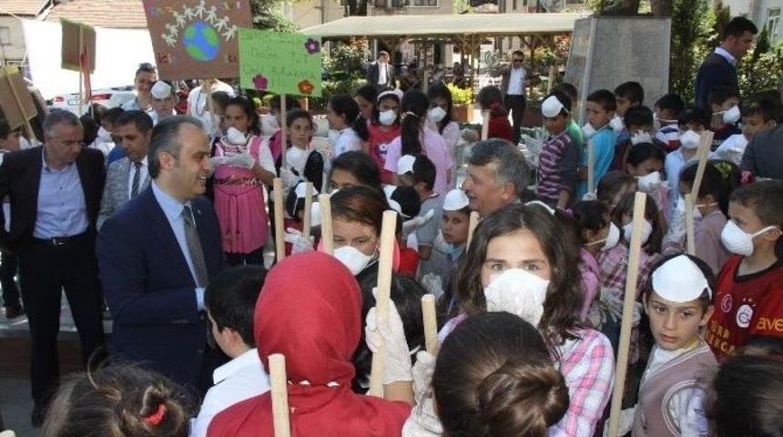 Belediye Başkanı Sokakları S&uuml;p&uuml;rd&uuml;