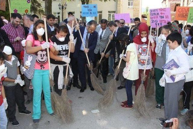 Belediye Başkanı Sokakları Süpürdü