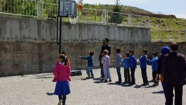 Mobil Gençlik Merkezi Köy Çocuklarıyla Bir Araya Geldi