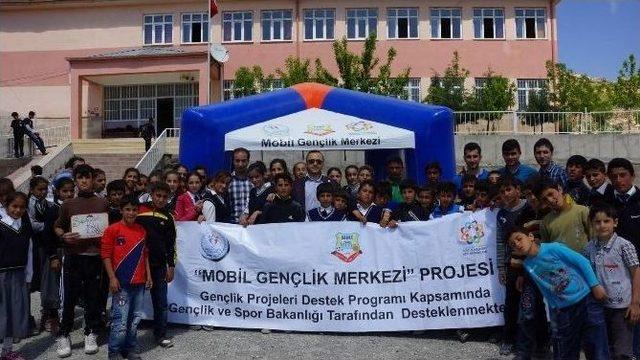 Mobil Gençlik Merkezi Köy Çocuklarıyla Bir Araya Geldi