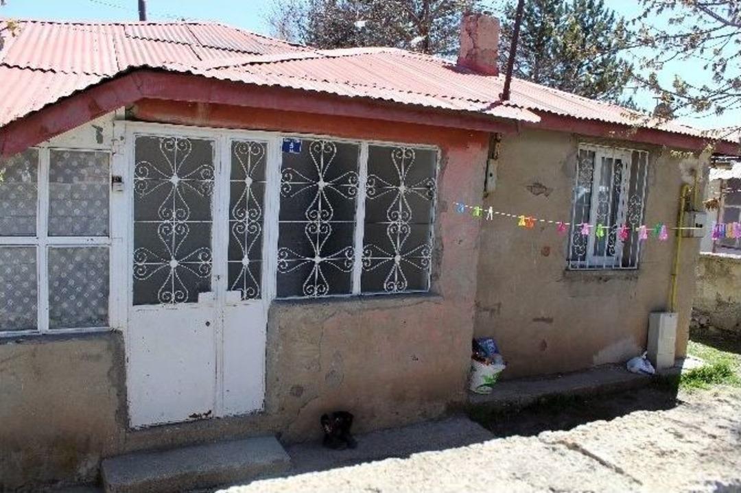 İki &Ccedil;ocuğunun G&ouml;zleri &Ouml;n&uuml;nde Bı&ccedil;aklandı