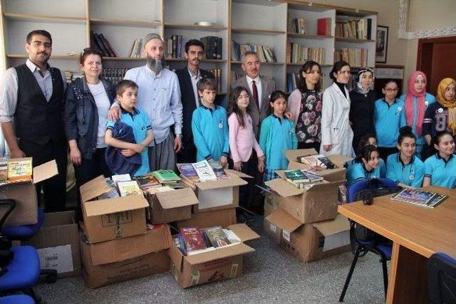 Eczacılık Fak&uuml;ltesi&rsquo;nden İmam Hatip&rsquo;e Kitap Yardımı 1