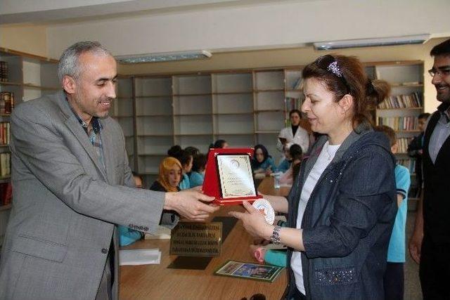 Eczacılık Fak&uuml;ltesi&rsquo;nden İmam Hatip&rsquo;e Kitap Yardımı 3