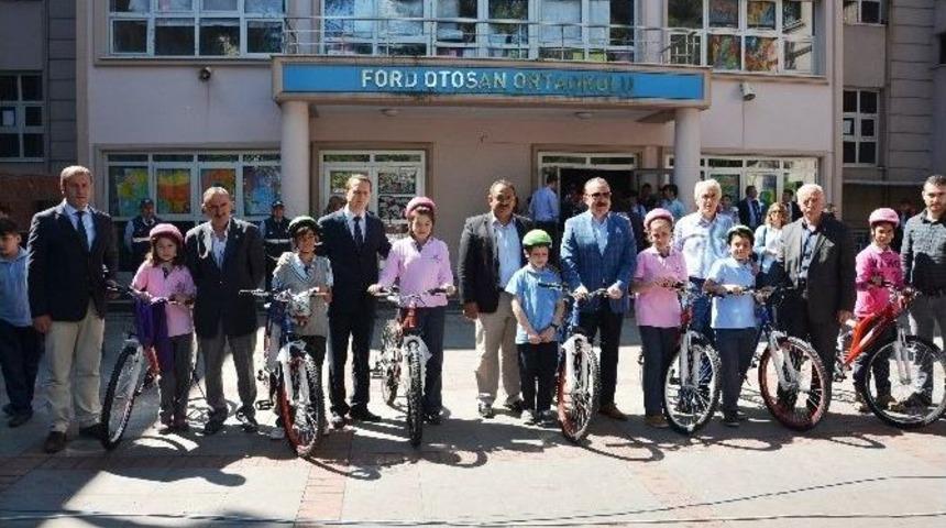 İzmit Belediyesi Bisiklet Dağıtımını S&uuml;rd&uuml;r&uuml;yor