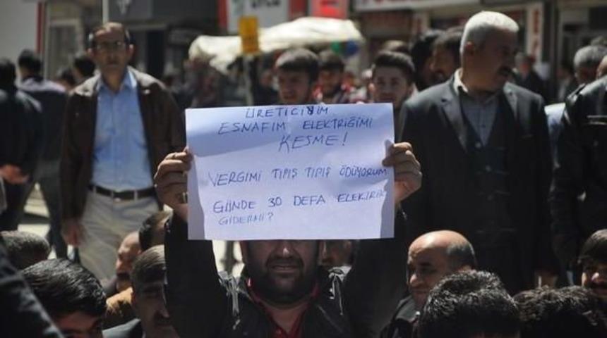 Y&uuml;ksekova Vedaş'a Taşlı Saldırı