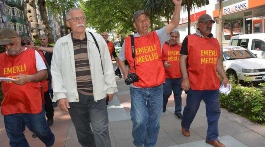 Ankara'ya Y&uuml;r&uuml;yen Emekliler İzmit'e Ulaştı