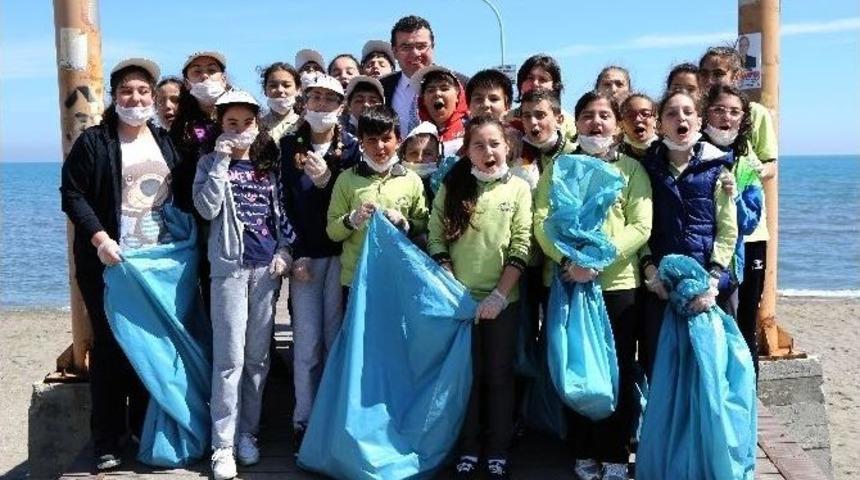 Taş&ccedil;ı Ve &Ouml;ğrenciler Sahili Temizledi