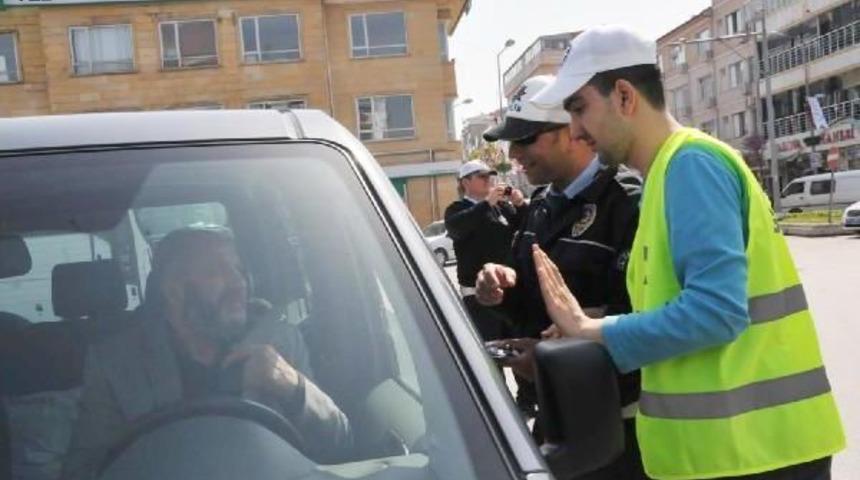 Otistik &Ccedil;ocuklar Trafik Polisi Oldu, Valinin Makam Aracını Durdurdu