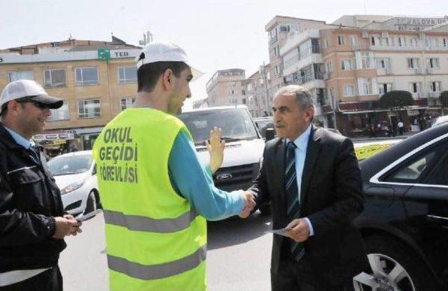 Otistik Çocuklar Trafik Polisi Oldu, Valinin Makam Aracını Durdurdu