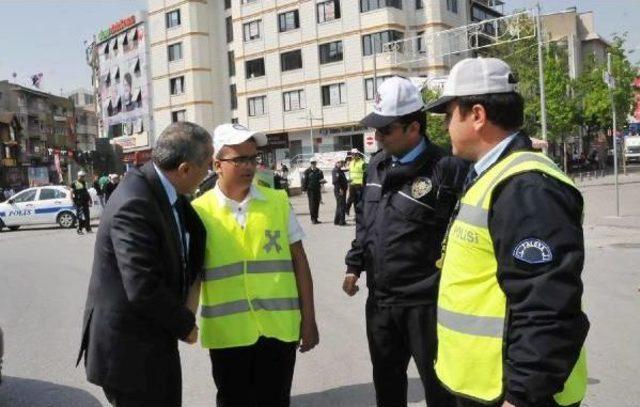 Otistik Çocuklar Trafik Polisi Oldu, Valinin Makam Aracını Durdurdu