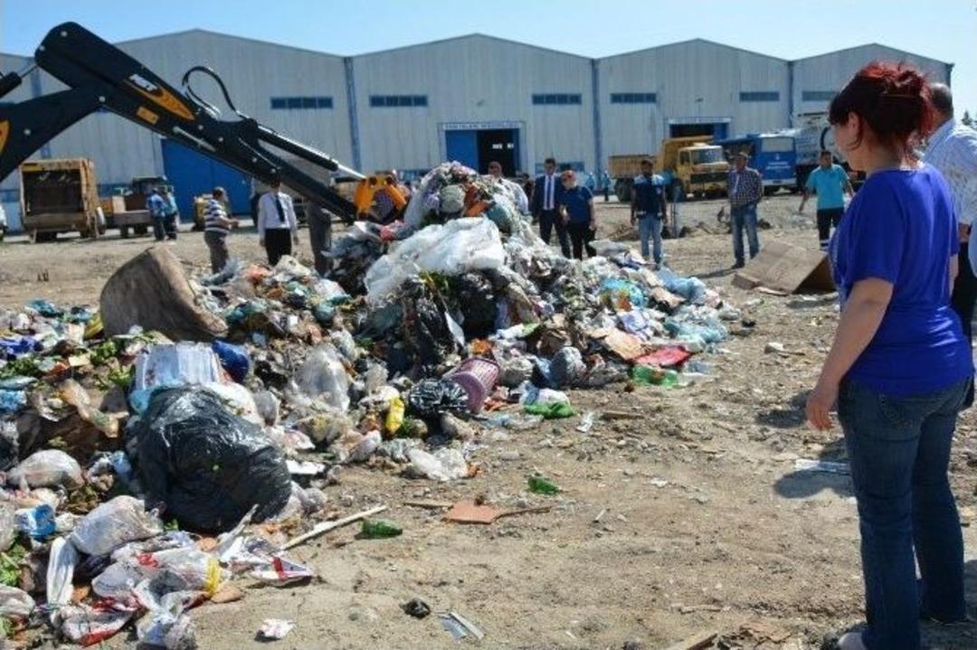 17 Bin Lirayı &Ccedil;&ouml;pte Aradılar