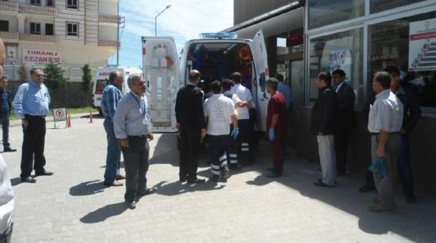 Kahta&rsquo;Da Otomobil Dereye D&uuml;şt&uuml;: 5 Yaralı