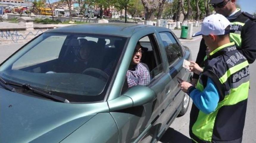 İşitme Engelli &Ouml;ğrenciler Trafik Denetimi Yaptı