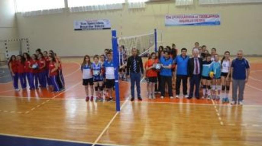 Gen&ccedil; Kızlar Voleybol Elemelerinde G&uuml;len Taraf Manisa Ekibi Oldu