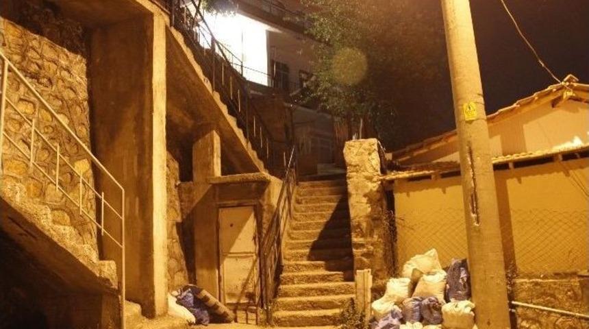 Define Aramak İ&ccedil;in Komşusunun Evi Kazdı