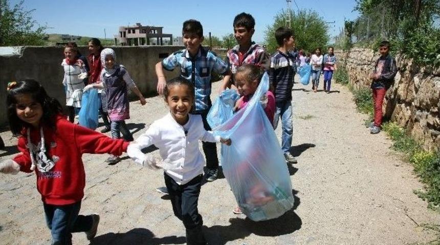 Temiz &Ccedil;evre İ&ccedil;in &Ccedil;ocuklar &Ccedil;&ouml;p Topladı
