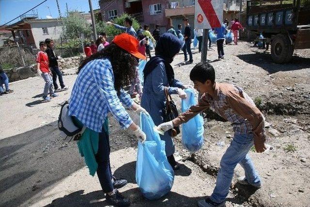 Temiz Çevre İçin Çocuklar Çöp Topladı