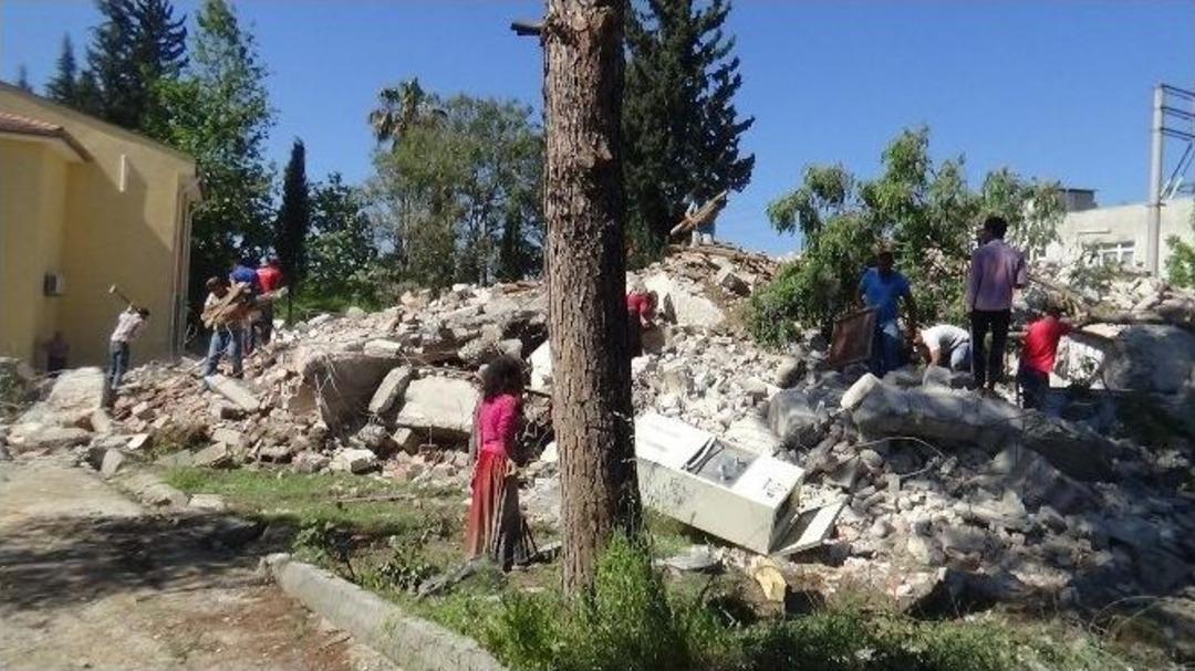 Yıkılan Lojmana Akın Ettiler