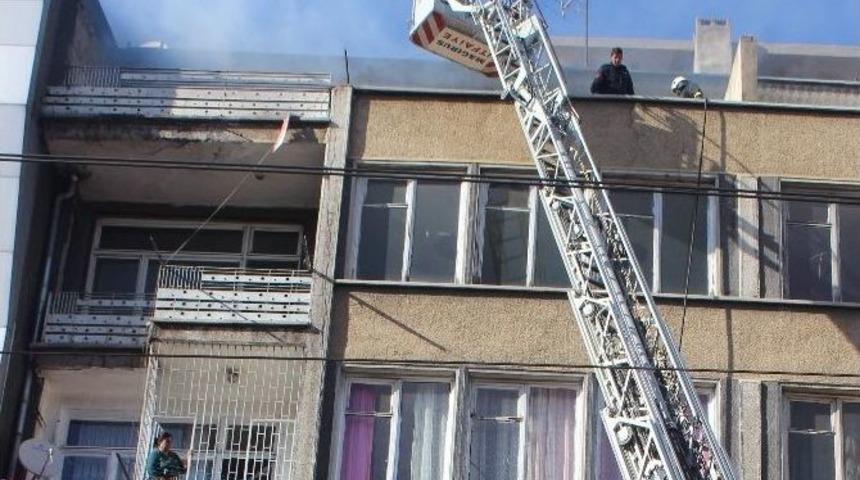 Yangını Umursamadı &Ccedil;amaşır Topladı