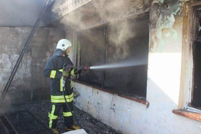 Yangını Umursamadı Çamaşır Topladı