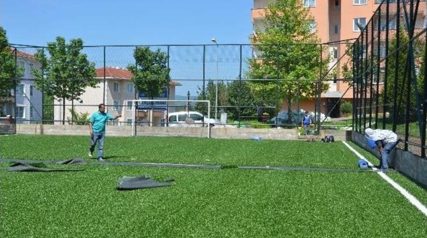 Kartepe&rsquo;deki Futbol Sahalarının Zeminleri Yenileniyor
