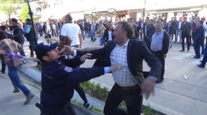 Erzincan&rsquo;da Karşıt G&ouml;r&uuml;şl&uuml; Gruplar Birbirine Girdi