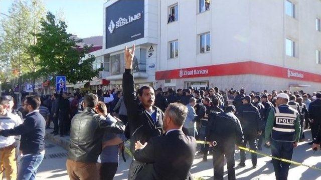 Erzincan’da Karşıt Görüşlü Gruplar Birbirine Girdi