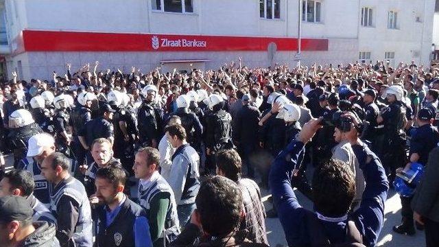 Erzincan’da Karşıt Görüşlü Gruplar Birbirine Girdi