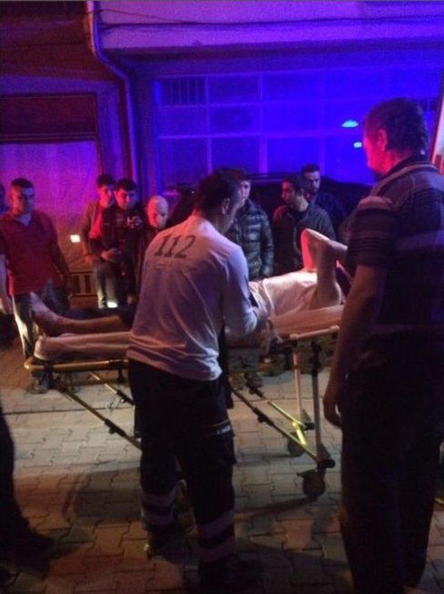 Sakarya&rsquo;da Bı&ccedil;aklı Kavga: 2 Yaralı 1