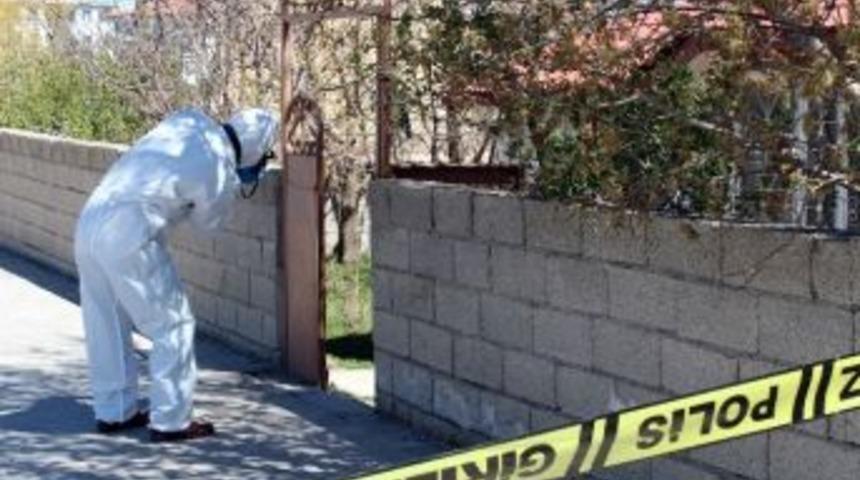 Cin &Ccedil;ıkarmak İ&ccedil;in Kendini Bı&ccedil;akladı