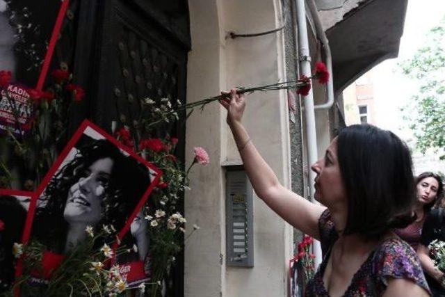 Değer Deniz in Kapısına &Ccedil;i&ccedil;ek Bıraktılar... 2