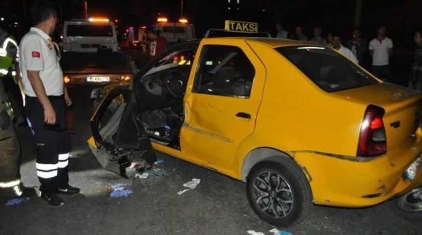 Ters Y&ouml;ne Giden Otomobil Kazaya Neden Oldu: 1 Ağır Yaralı