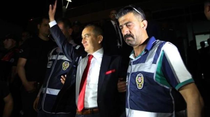 Adana'da Tır Aramasıyla Ilgili 4 Savcı Ve 1 Subay Tutuklandı