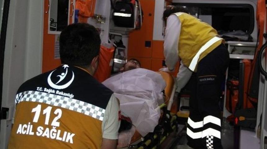 Bı&ccedil;aklı Saldırıya Uğrayan Gen&ccedil; Hastanelik Oldu