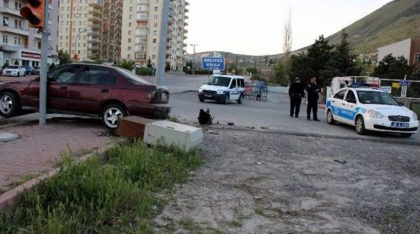 Otomobil Kaldırıma Çıkarak Trafoya Çarptı: 1 Yaralı