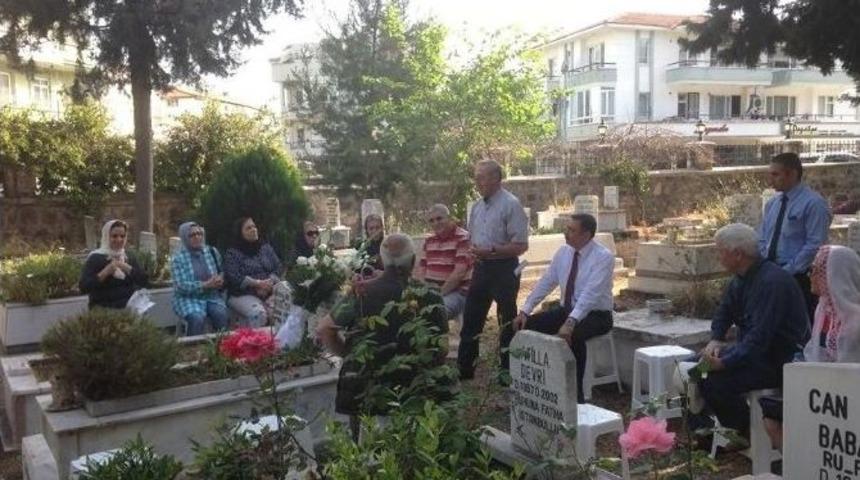 Karikat&uuml;rist L&uuml;tf&uuml; K&uuml;&ccedil;&uuml;k Mezarı Başında Anıldı