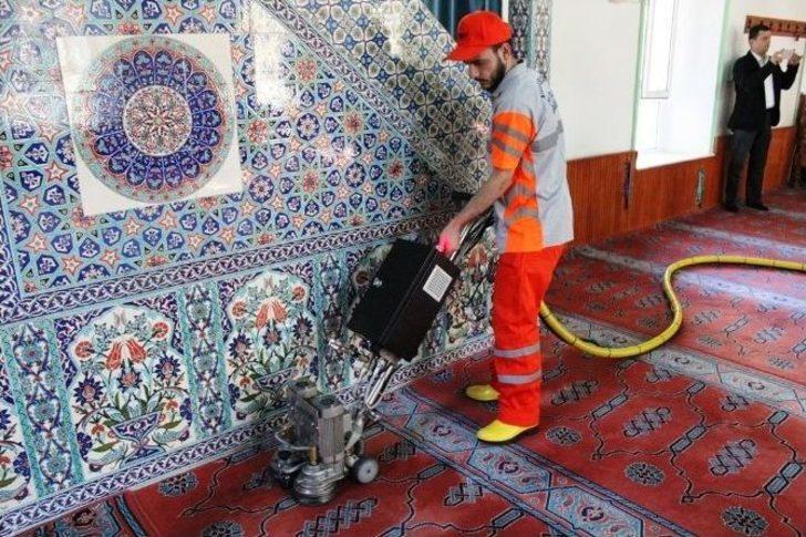 Ayvalık Belediyesi’nden Camilere Özel Ekip G4