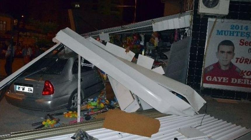 Otomobil Kırtasiye D&uuml;kkanına Girdi