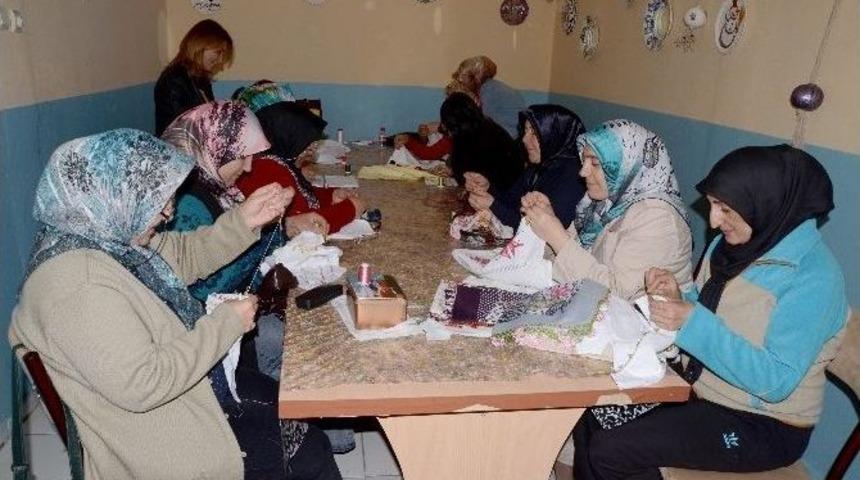 Sarıkamış&rsquo;ta Elde T&uuml;rk İşlemeciliği Kursu A&ccedil;ıldı