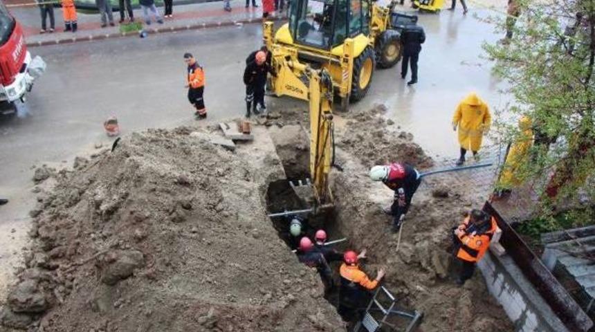 Toprak Yığının Altında Kalan Iş&ccedil;i &Ouml;ld&uuml;